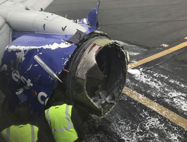 여객기 비행중 엔진폭발…1명 사망·7명 부상