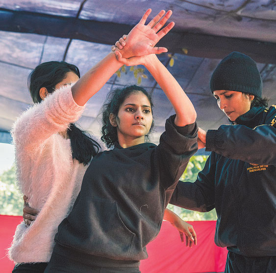 “나는 내가 지킨다!”… 호신술 배우는 인도 소녀들