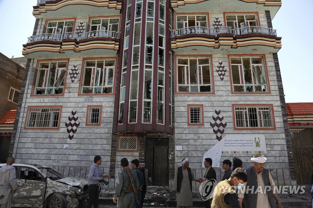 아프간 관공서 폭탄테러로 최소 57명 사망…IS 배후 자처