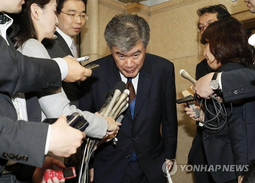 日아베, 또 스캔들…이번엔 문부상 업무시간 ‘섹시 요가’로 궁지