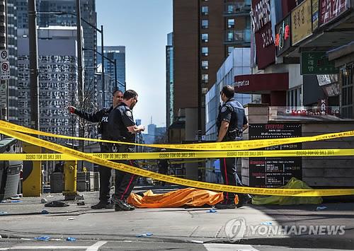 토론토 차량돌진 때 “총 안 쏘고 범인 체포” 경관에 찬사