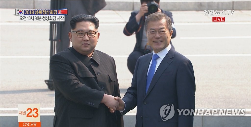 남북정상 군사분계선서 역사적 악수…북한 최고지도자 첫 방남