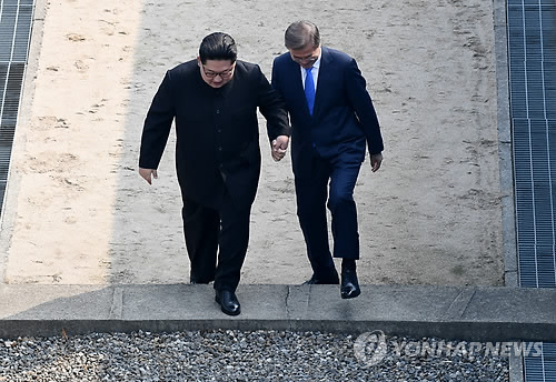 남북정상 11년 만에 손잡고 한반도 비핵평화 여정 시작