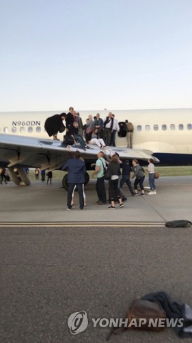 델타항공, 착륙후 기체서 연기 나…승객 150여명 필사의 탈출
