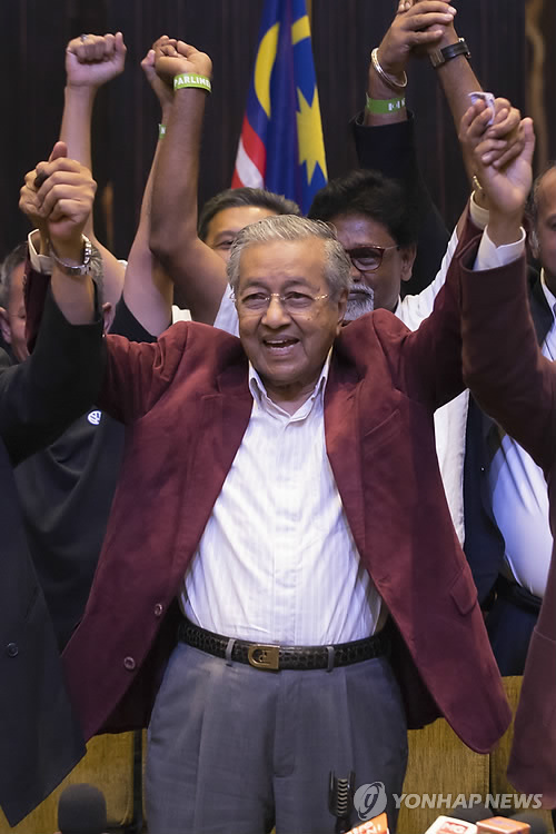 말레이 총선서 야권 ‘깜짝 승리’…마하티르 15년만에 총리복귀