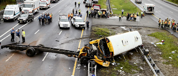 뉴저지 스쿨버스 트럭 충돌 최소 2명 사망