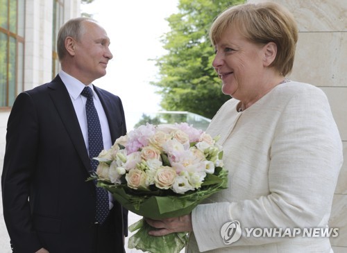 메르켈에 선물한 ‘푸틴 꽃다발’ 논란…獨언론 “예의아닌 모욕”