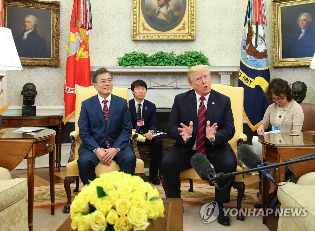 트럼프 “김정은, 시진핑 두번째 만나고 바뀌었다”…또 ‘배후론’