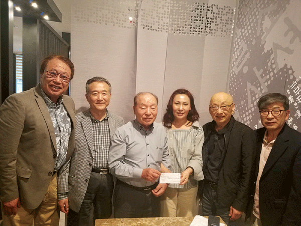 정영인 평화의 소녀상 건립준비위원장, 뉴욕한인회 3,000달러 전달