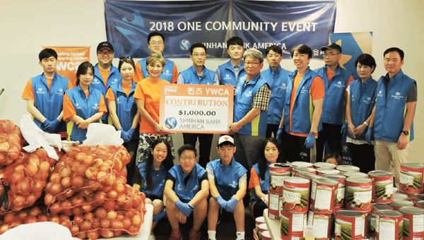 퀸즈 YWCA 농산물 나눔행사, 신한은행 1,000달러 후원금 전달