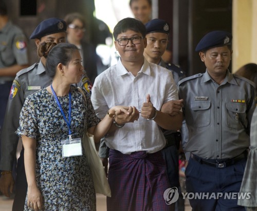 “미얀마서 로이터 기자들, 3일간 안재우고 무릎 꿇린 채 조사”