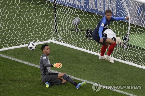 ‘제2의 앙리’ 음바페 월드컵 데뷔골…프랑스, 16강 진출 확정