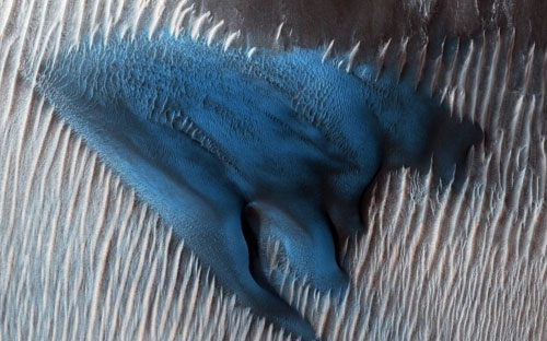 ‘붉은 행성’ 화성에 웬 푸른 모래언덕(?)