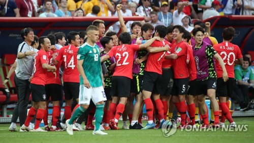 감격의 눈물 쏟은 한국대표팀…독일 팬들도 박수보냈다