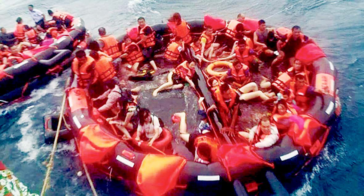 태국 푸껫 인근서 배 2척 침몰 수십명 실종