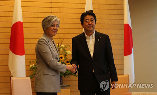 아베 “文대통령, 방일 희망…나도 적절한 시기 한국 방문”