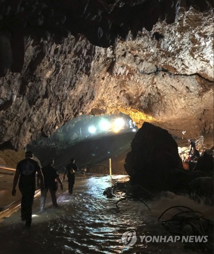 태국 동굴소년·코치 13명, 17일만에 ‘기적의 생환’