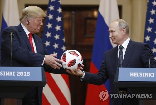 푸틴, 트럼프에 축구공 건네며 “美, 2026년 월드컵 성공 기원”