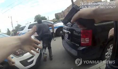 시카고 경찰 ‘흑인 이발사 사살’ 과잉대응 논란 재점화