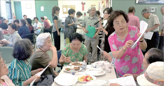 한인 노인들에 따뜻한 식사 대접