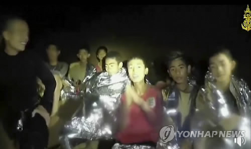 ‘무국적 난민’ 태국 ‘동굴 기적’ 소년·코치, 시민권 받았다