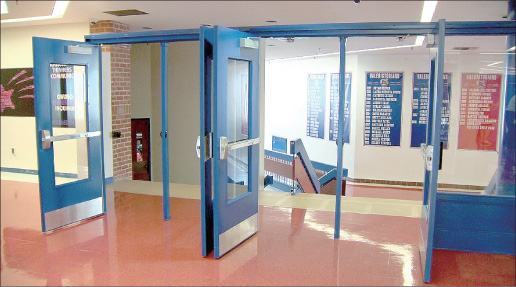 학교에 안전 문 설치, 보안강화