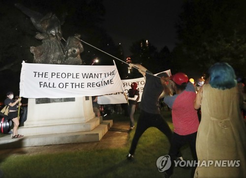 노스캐롤라이나대 남부군 동상 인종차별 반대 시위대에 파괴돼