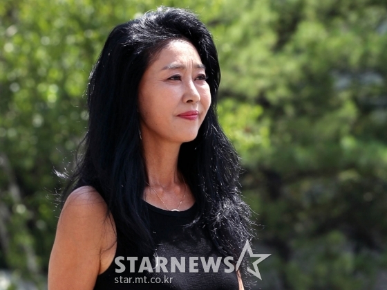 ‘이재명 스캔들’ 김부선, 경찰조사 30분만에 ‘진술거부’