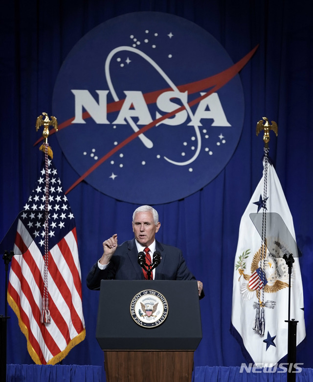 펜스 “美, 우주서도 주도권…2024년 달 궤도플랫폼 건설”