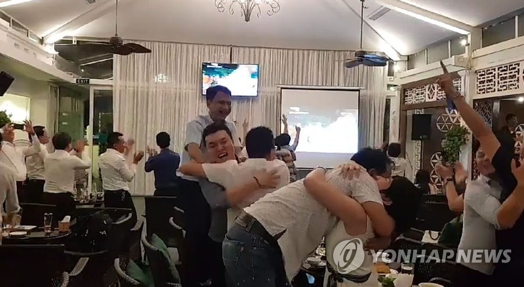 베트남축구 AG 첫 4강… “땡큐 박항서” 축구팬들 거리서 열광