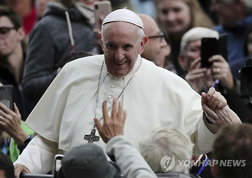 교황으로 불똥 튄 가톨릭 아동성학대 추문…“보혁갈등 산물”