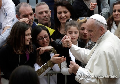 교황 “동성애 어린이, 정신과 도움받을 수 있어” …관련단체 반발