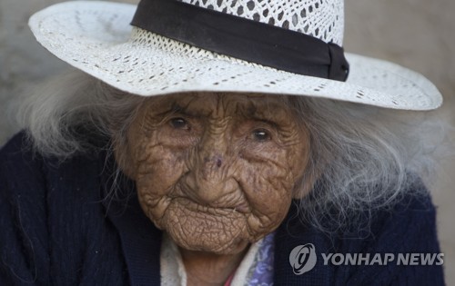 비공인 세계 최고령 118세 볼리비아 할머니 생존…전통기타 즐겨