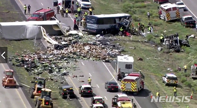 美 뉴멕시코 버스-트레일러 정면충돌 사망자 7명으로 늘어