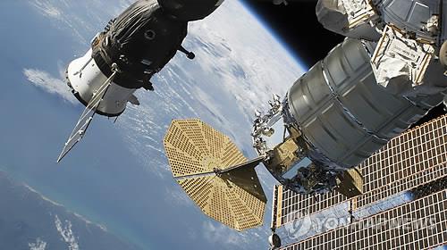 “우주정거장 ‘공기유출’ 수리 놓고 미-러 우주인 의견 충돌”