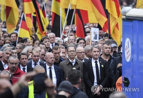 독일서 1만여명 난민 찬반 맞불 시위…18명 부상