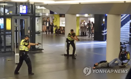 경찰 “암스테르담역 흉기난동은 테러 목적”…2주간 구금연장