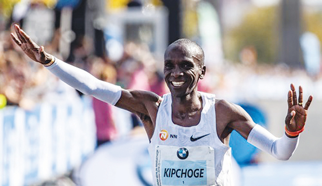 케냐 킵초게, 남자마라톤 세계 신기록···2시간01분39초
