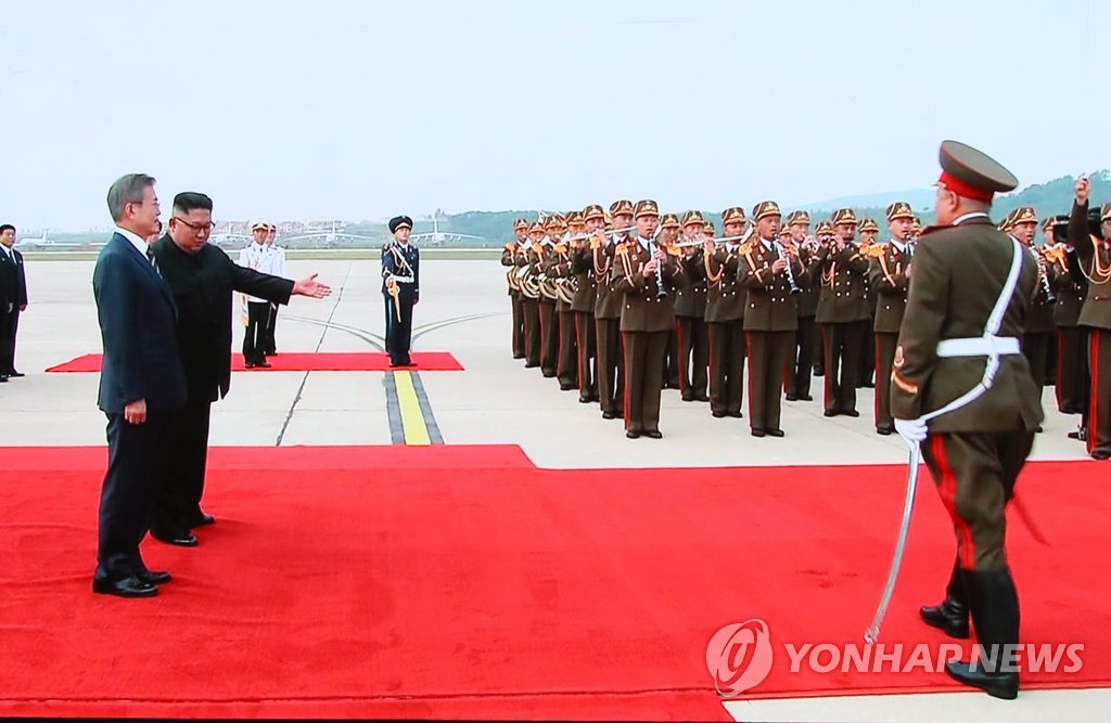 문대통령·김정은, 평양서 포옹…한반도평화·비핵화 여정 돌입