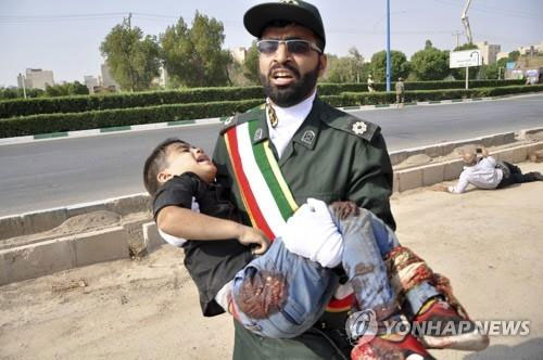 이란 軍퍼레이드 도중 총격으로 80여명 사상… IS “우리 소행”