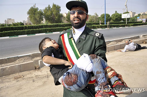 이란, 유럽 3개국 대사 불러 “軍퍼레이드 테러범 내놓아라”