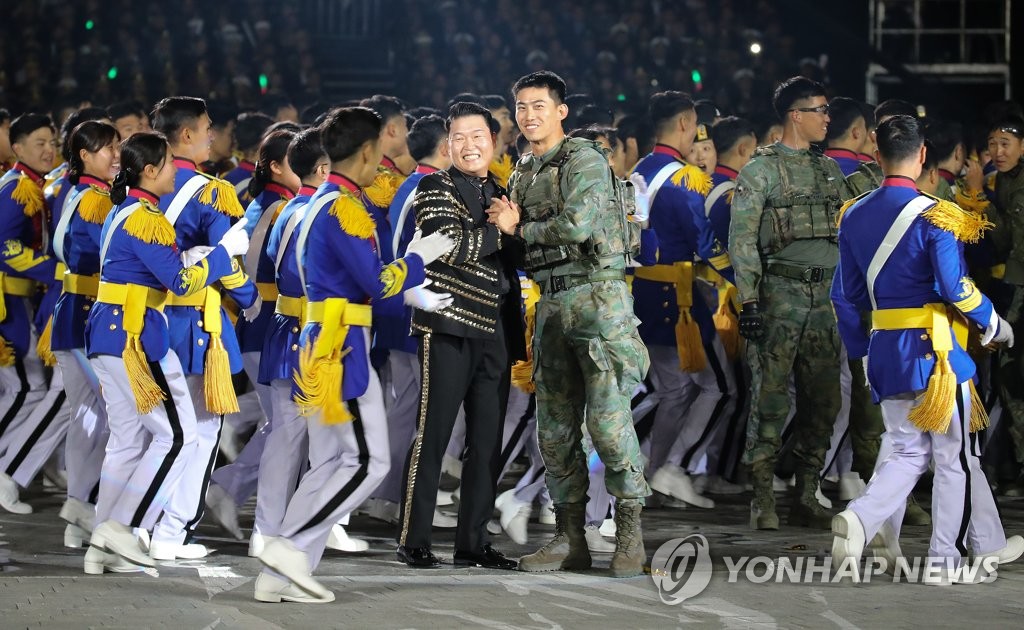 옥택연·임시완, 국군의날 행사서 늠름한 모습… “큰 영광”