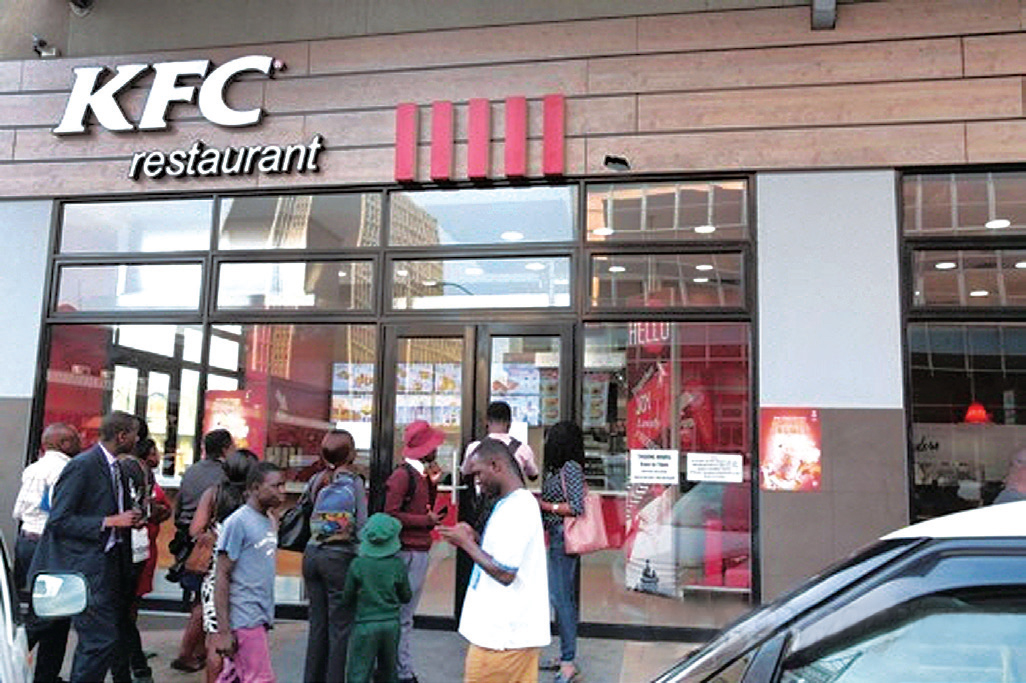 “닭 못사서 문닫은 짐바브웨 KFC”