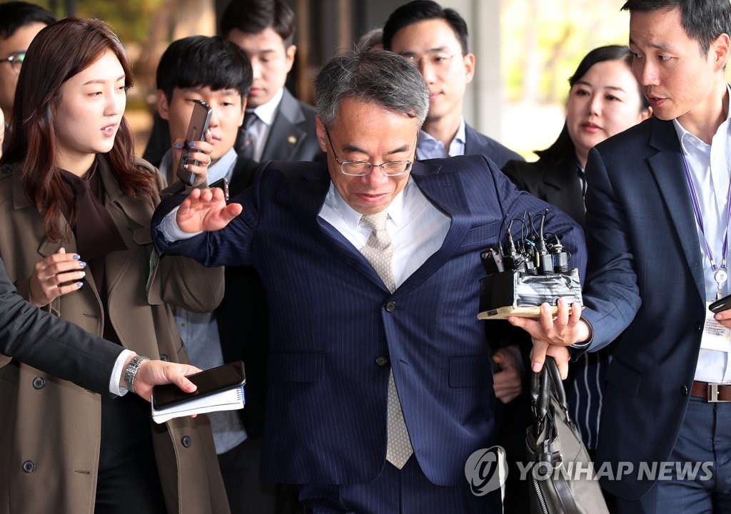 ‘사법농단 핵심’ 임종헌 9시간만에 검찰 재출석…질문엔 ‘침묵’