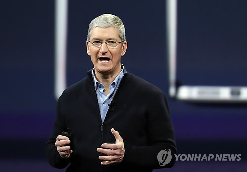 쿡 애플 CEO “개인정보, 무기로 만들어”…실리콘밸리 질타