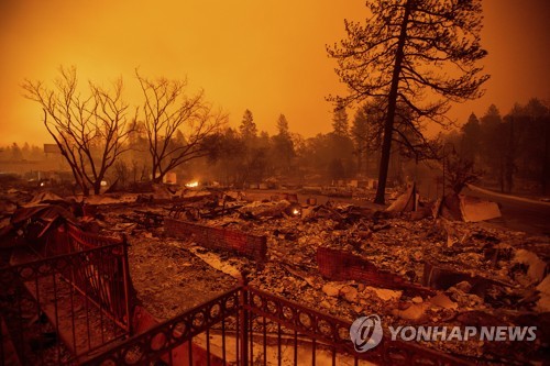 캘리포니아 역대최악 동시다발 산불…11명 사망·30만명 대피