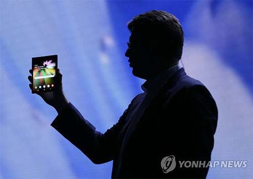 “삼성 폴더블폰 내년 상반기 무조건 출시… 최소 100만대”