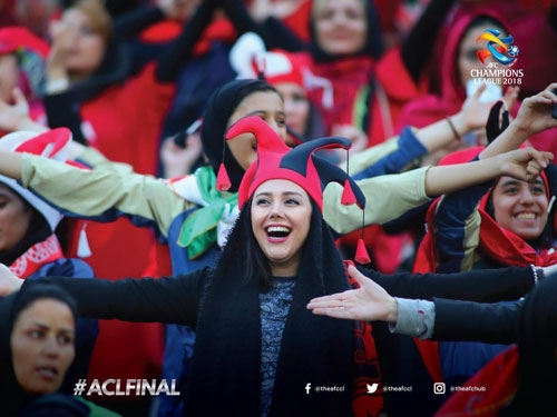 조금씩 열리는 문… 이란, 여성에 축구경기장 입장 또 허용