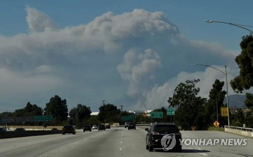 캘리포니아 ‘역대최악’ 동시다발 산불…25명 사망·110명 실종