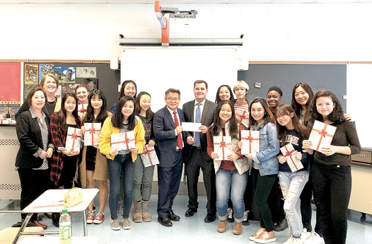 워싱턴한국교육원, 노스웨스트 고교에 한국어반 지원금 6,300달러 전달